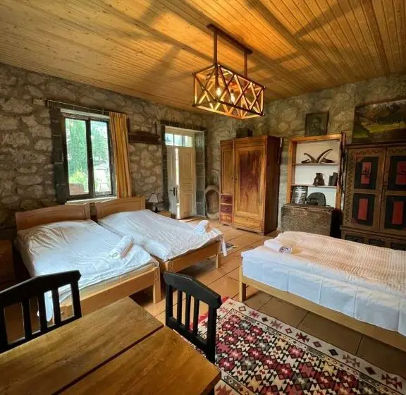 اتاق لوکس سه تخته, Mushkudiani Manor