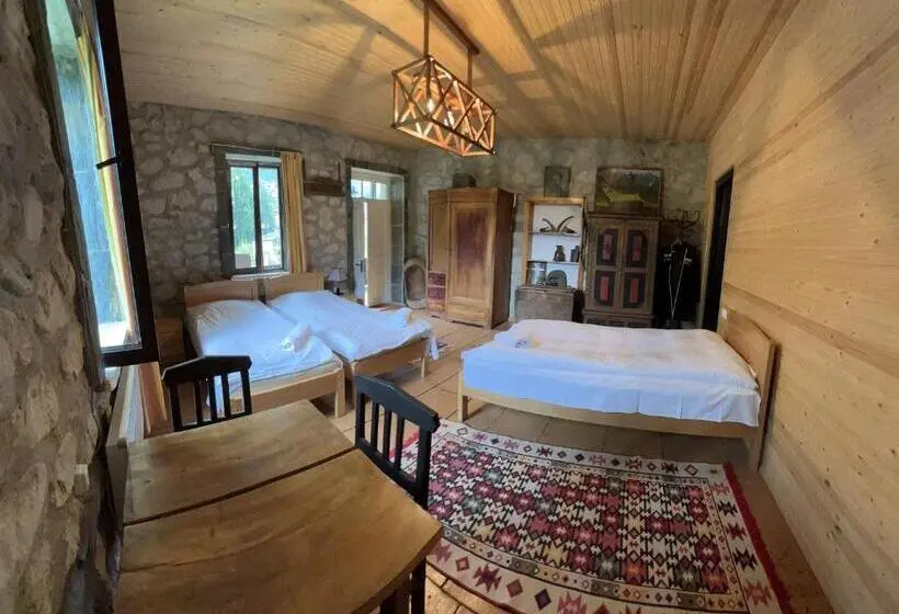 اتاق لوکس سه تخته, Mushkudiani Manor