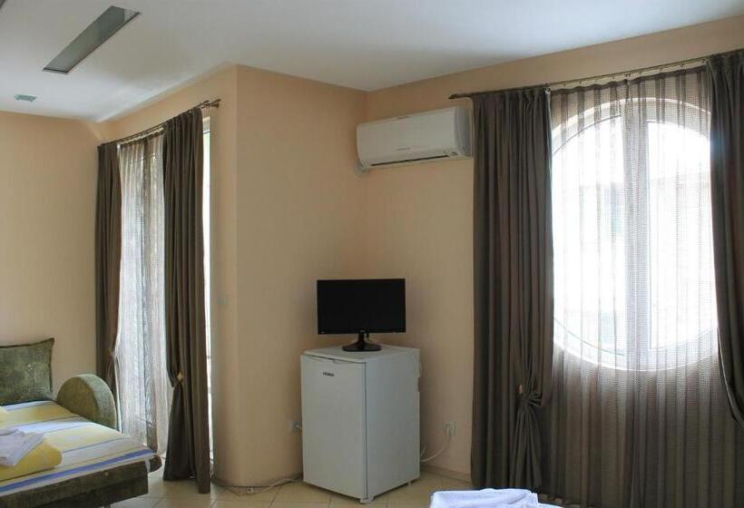 Трехместный Номер Стандарт с Балконом, Stela Guest House
