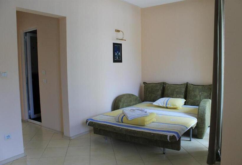 バルコニー付きスタンダードトリプルルーム, Stela Guest House