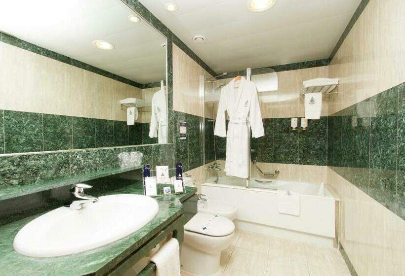 اتاق استاندارد سه نفره, Ribera De Triana Reopening!