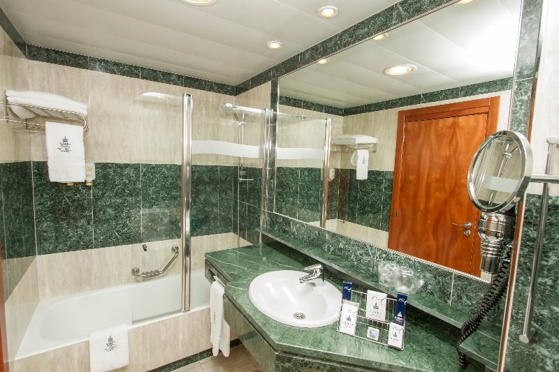 اتاق استاندارد سه نفره, Ribera De Triana Reopening!