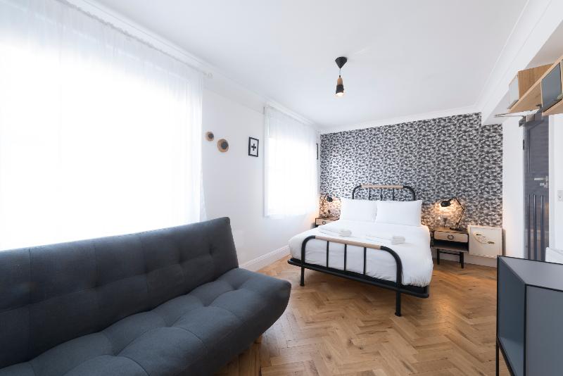 חדר משפחתי, The California