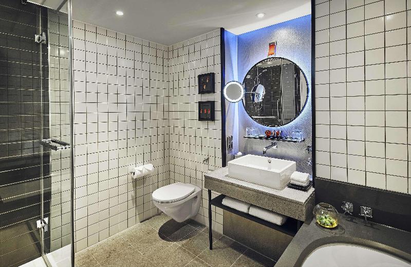 اتاق استاندارد با تخت بزرگ, The Trafalgar St. James London, Curio Collection By Hilton