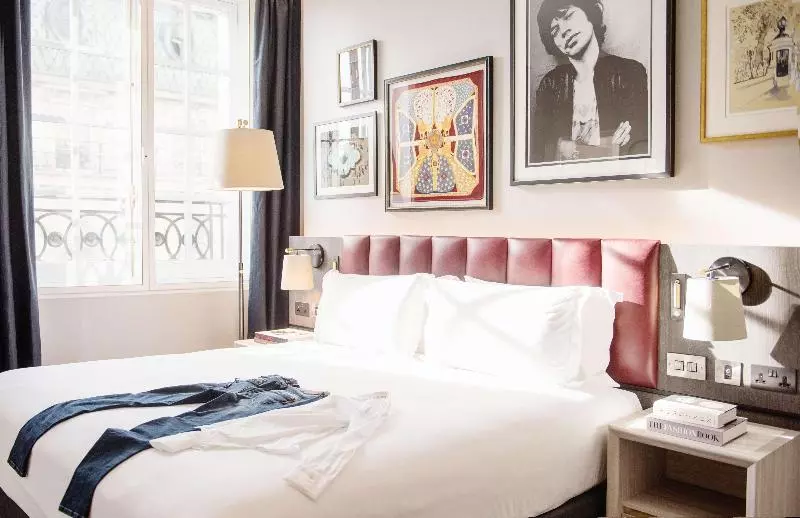 اتاق استاندارد با تخت بزرگ, The Trafalgar St. James London, Curio Collection By Hilton