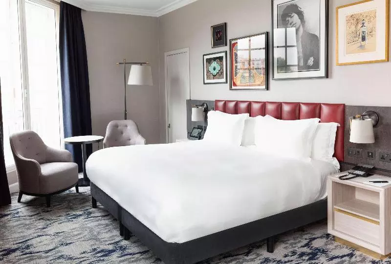 اتاق استاندارد با تخت بزرگ, The Trafalgar St. James London, Curio Collection By Hilton