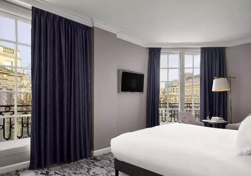 اتاق استاندارد با تخت بزرگ, The Trafalgar St. James London, Curio Collection By Hilton