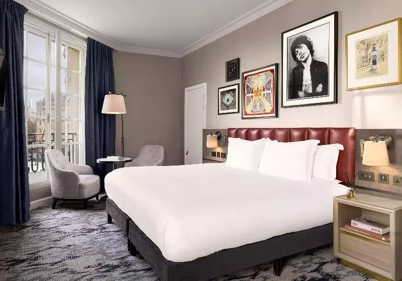 اتاق استاندارد با تخت بزرگ, The Trafalgar St. James London, Curio Collection By Hilton