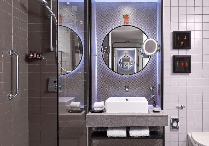 اتاق استاندارد با تخت بزرگ, The Trafalgar St. James London, Curio Collection By Hilton