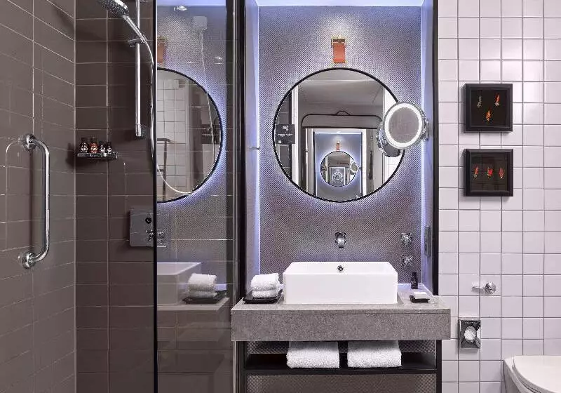 اتاق استاندارد با تخت بزرگ, The Trafalgar St. James London, Curio Collection By Hilton