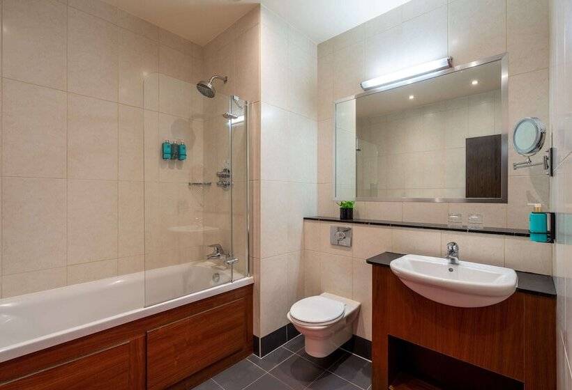 اتاق اجرایی سه نفره, The Trinity City