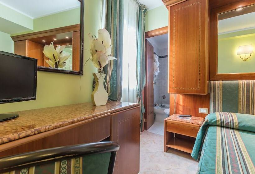 غرفة إقتصادية, Raeli Hotel Lux