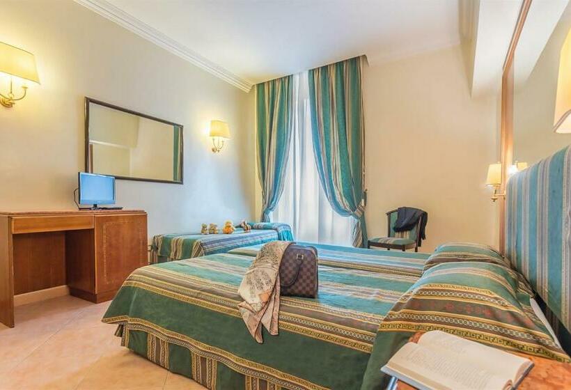 غرفة قياسية ثلاثية, Raeli Hotel Lux