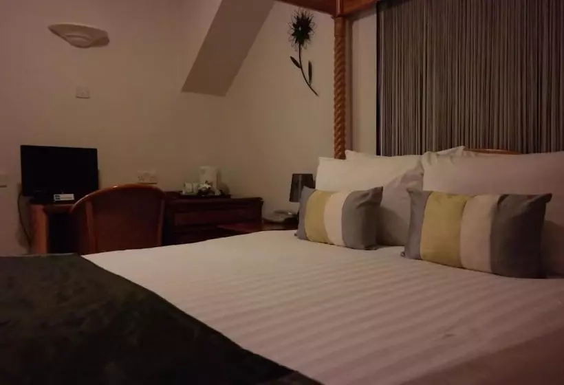 Deluxe Room, Sorrento Hotel & Restaurant