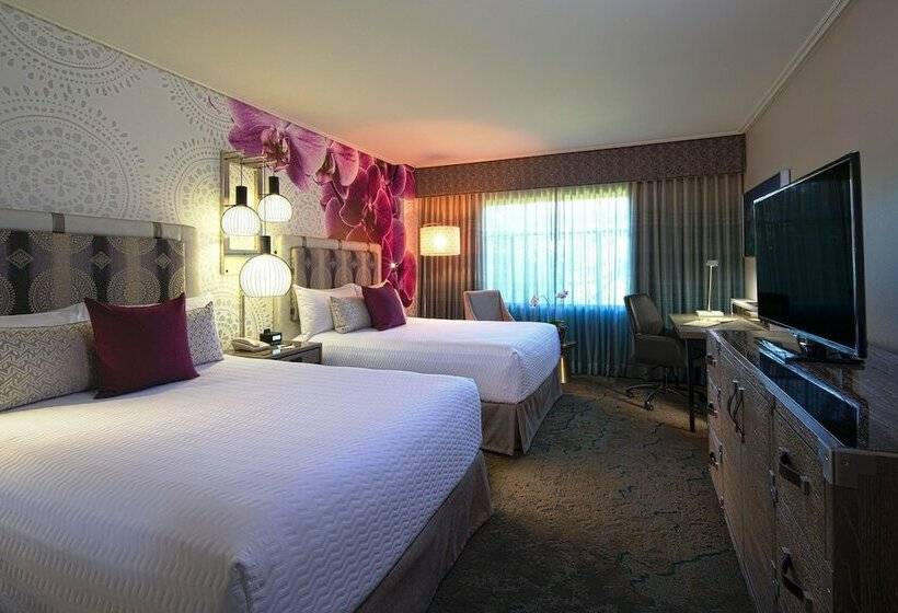 חדר קלאב, Universal's Loews Royal Pacific Resort