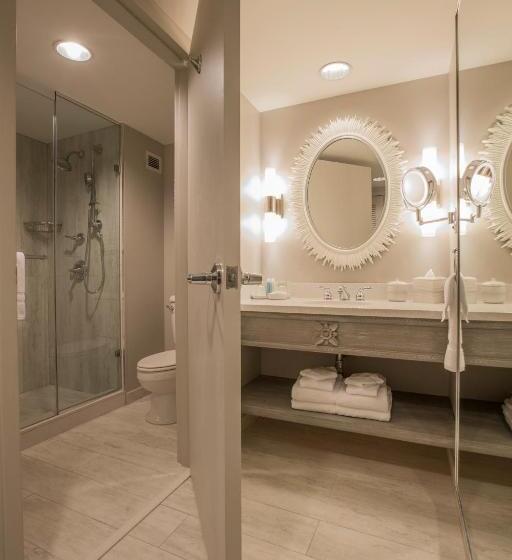 اتاق استاندارد با تخت بزرگ, Universal's Loews Royal Pacific Resort