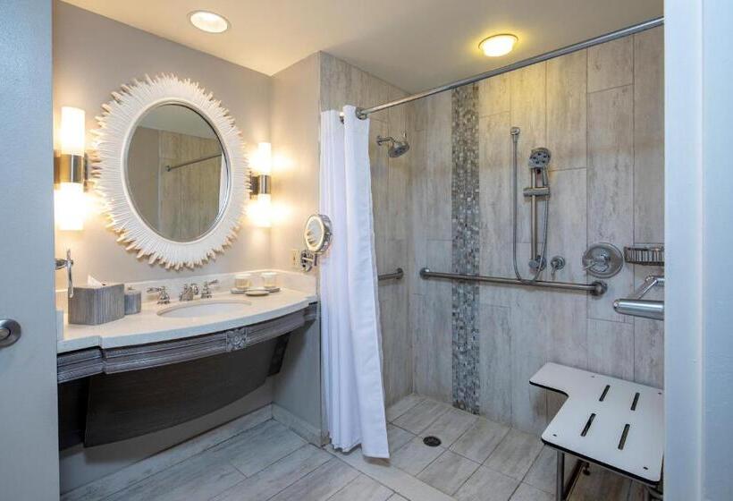 חדר סטנדרט מותאם לאדם עם מוגבלויות, Universal's Loews Royal Pacific Resort