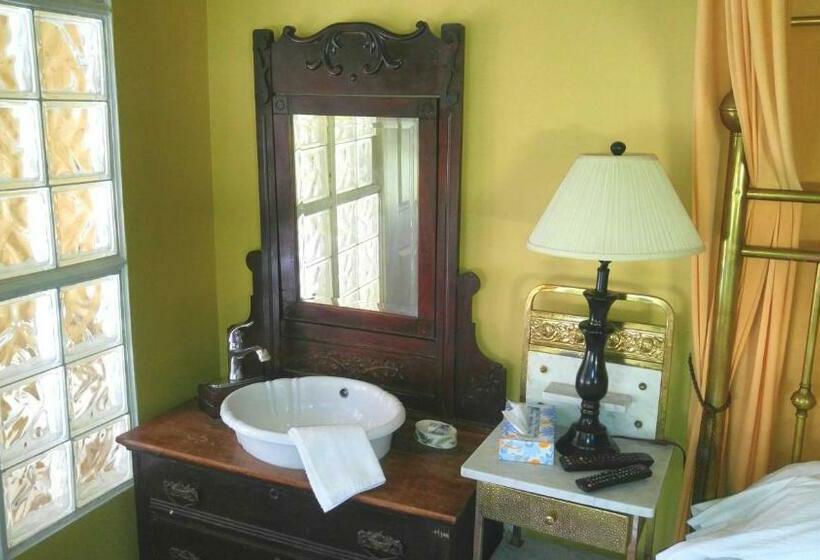 Lakosztály, Port Albert Inn