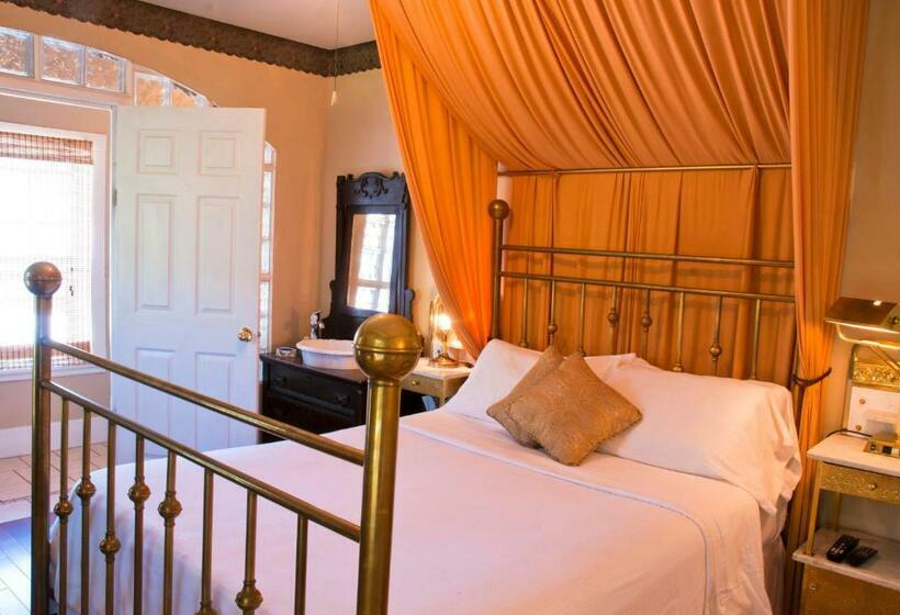 Lakosztály, Port Albert Inn