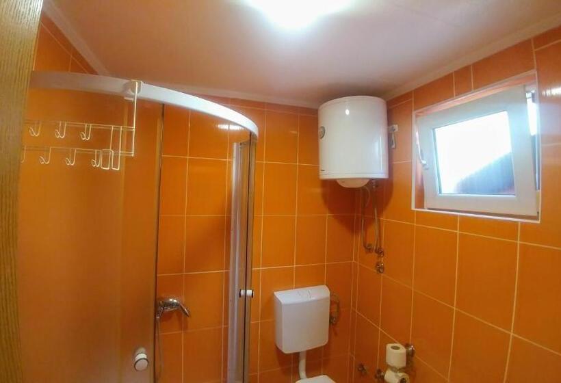 تختخواب در اتاق مشترک, Hostel Srebrenica