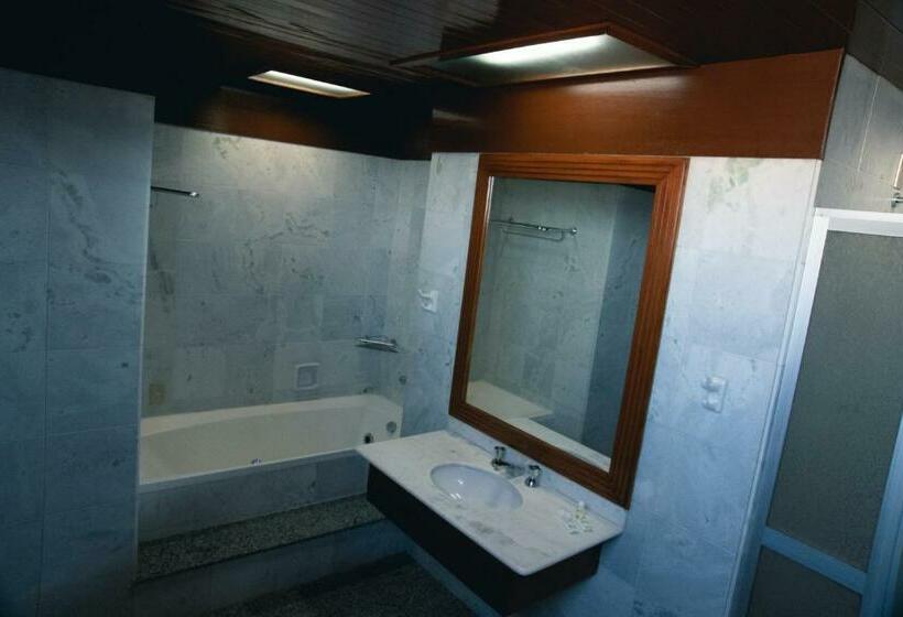 자쿠지 스위트, Lucape Palace