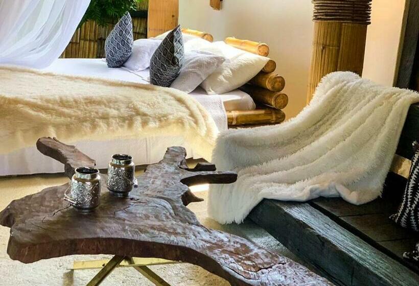 Suite with lake view, Amaranthus