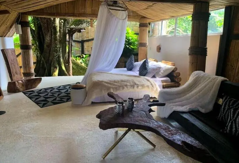 Suite with lake view, Amaranthus