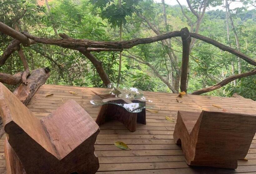 Suite with lake view, Amaranthus