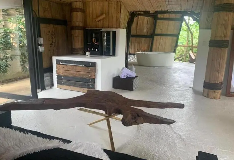 Suite with lake view, Amaranthus