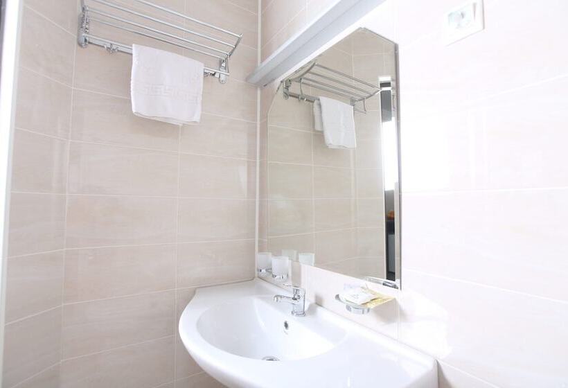 اتاق اکونومی, Luna