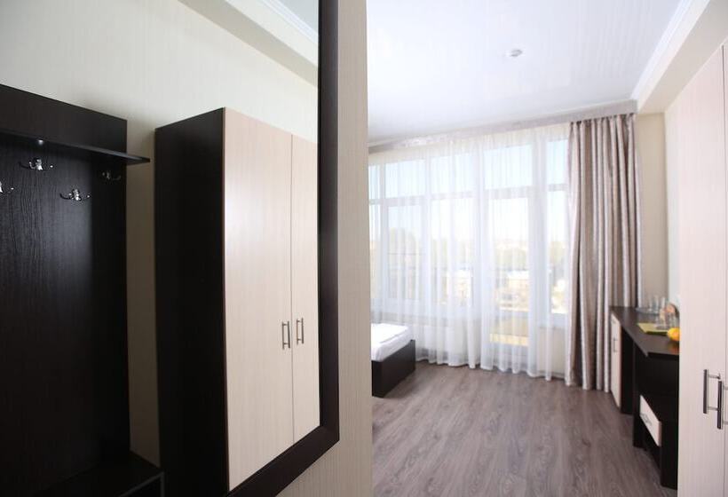 اتاق اکونومی, Luna