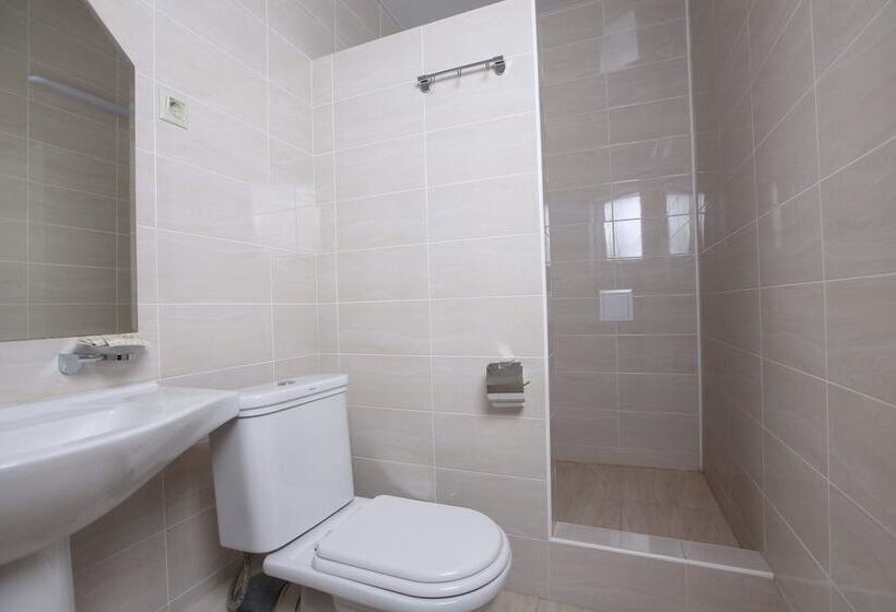 اتاق استاندارد سه نفره, Luna