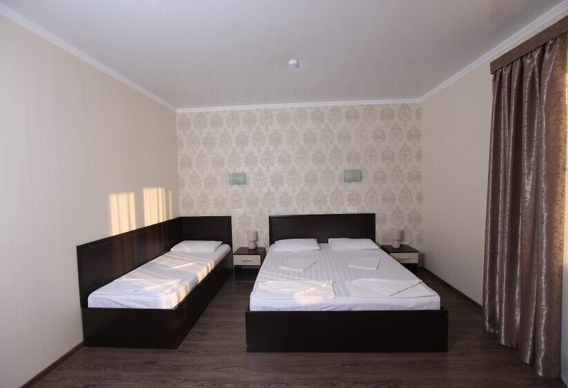 اتاق استاندارد سه نفره, Luna