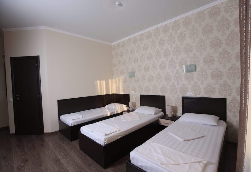 اتاق استاندارد سه نفره, Luna