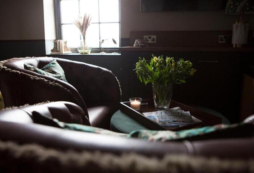 جناح ديلوكس, Mason S Arms