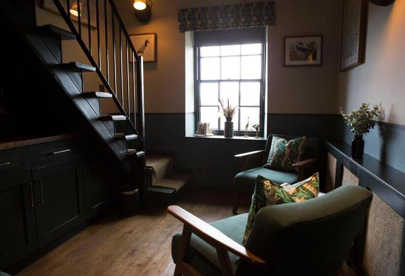 جناح إدارى, Mason S Arms