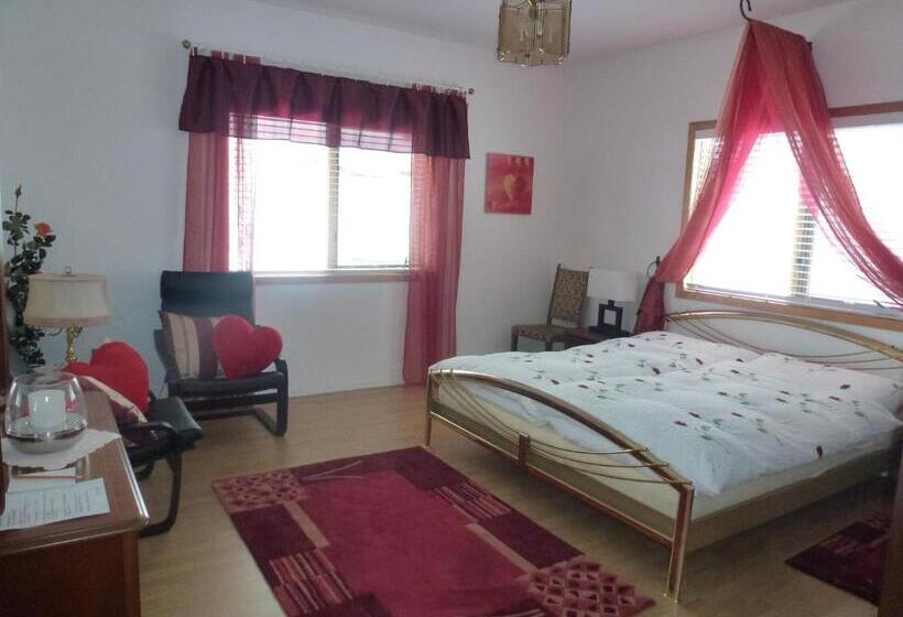 جناح عائلي, Little Black Bear Lodge/b&b