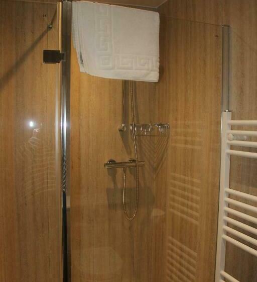 스탠다드 룸, The Red Lion