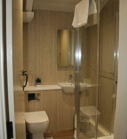 스탠다드 룸, The Red Lion