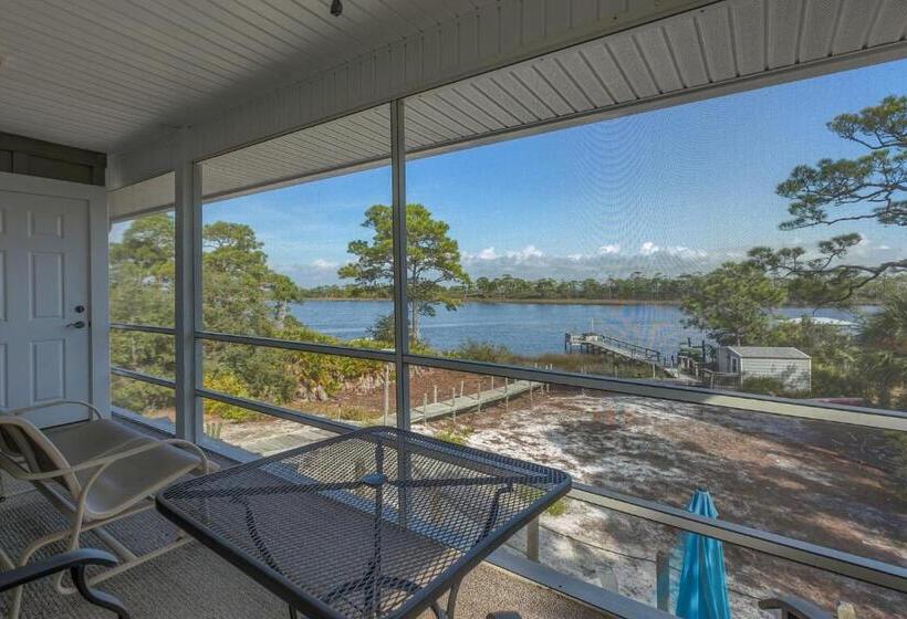 جناح مزوَّد بشرفة, Cape San Blas Inn