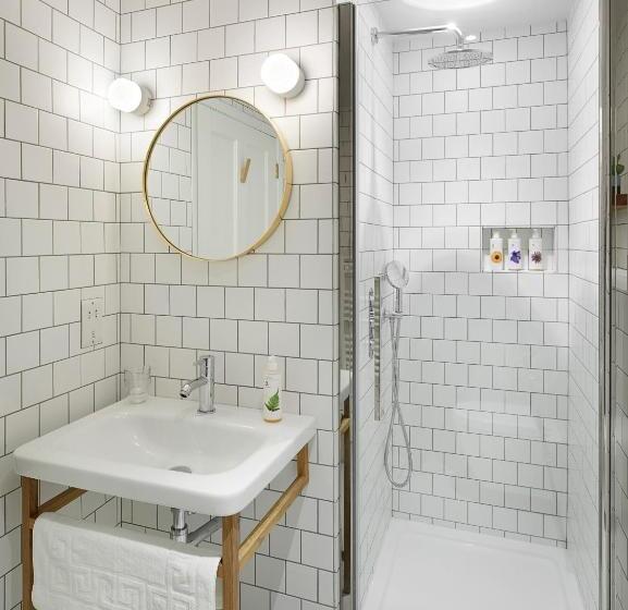 Семейный Номер, Compasses Inn