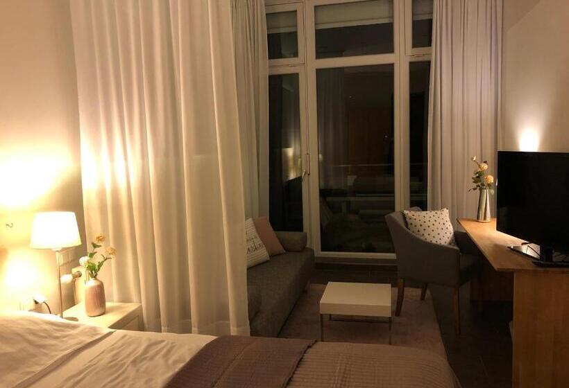 标准三人间, Restaurant Fidi