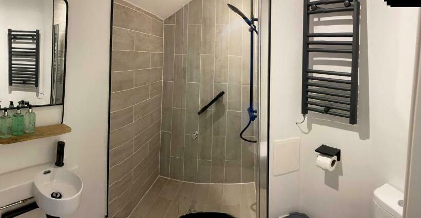 Pokój Rodzinny, The Colintraive