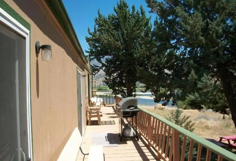 2ベッドルームハウス, Lakeshore Lodge