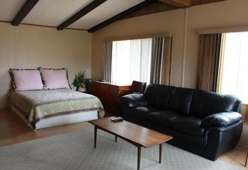 2ベッドルームハウス, Lakeshore Lodge