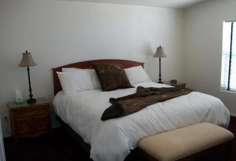 3ベッドルームハウス, Lakeshore Lodge
