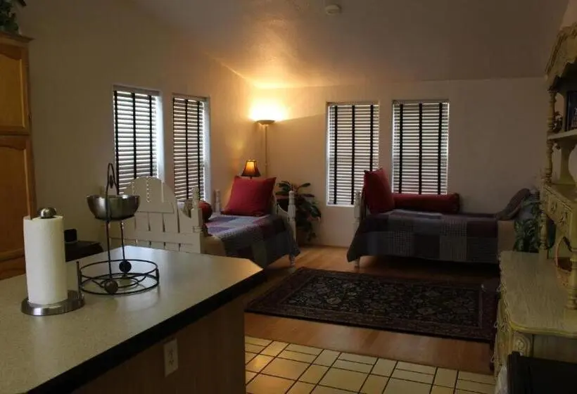 3ベッドルームハウス, Lakeshore Lodge