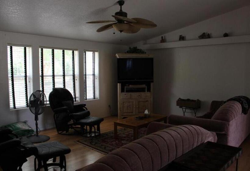 Дом 3 Спальни, Lakeshore Lodge