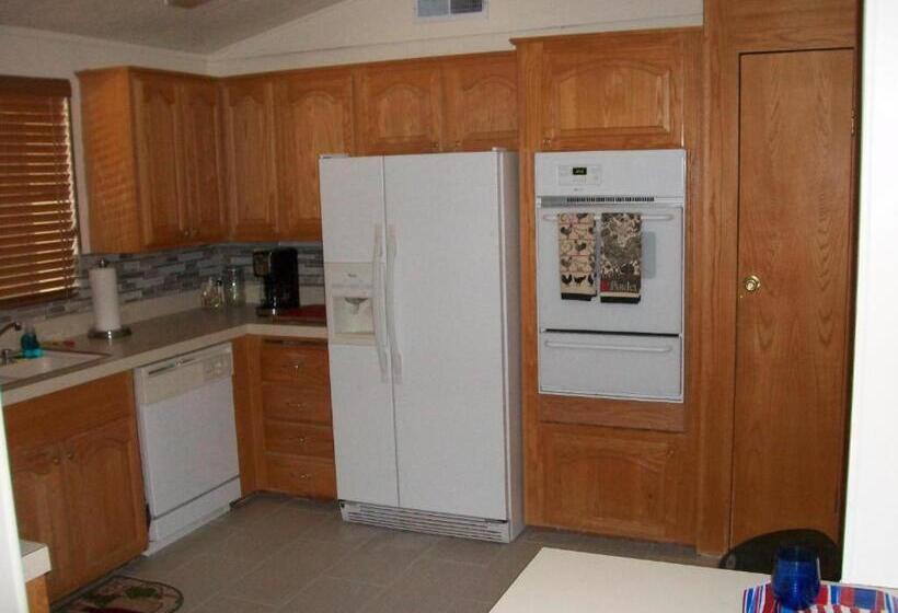 Дом 2 Спальни, Lakeshore Lodge