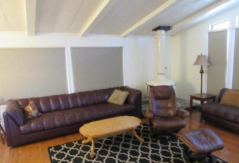 Дом 2 Спальни, Lakeshore Lodge